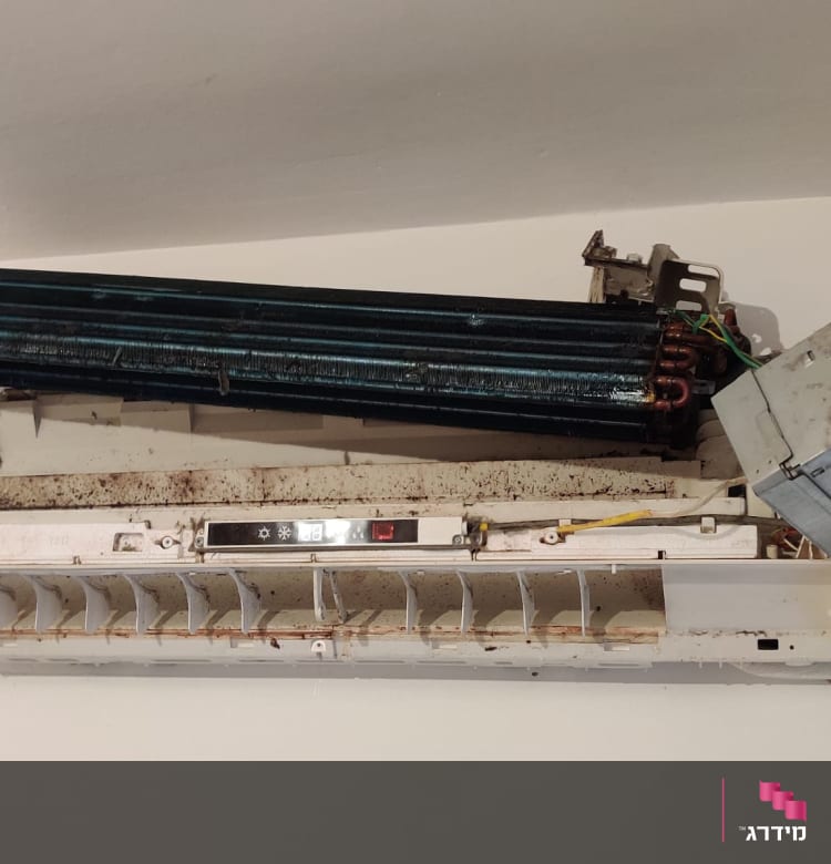 מזגן מפורק עם חלקים חשופים וחלודה